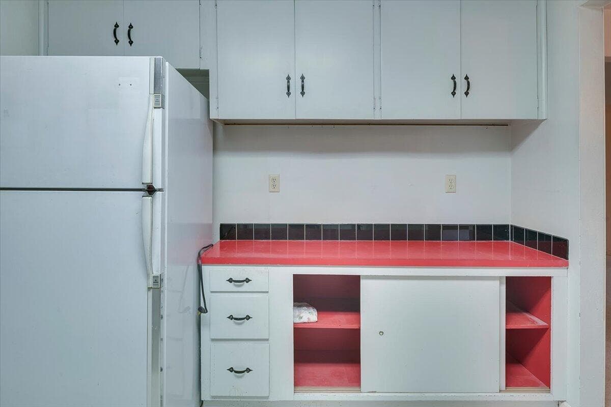 Photo of 1849 SW Canyon Drive 18 of 44