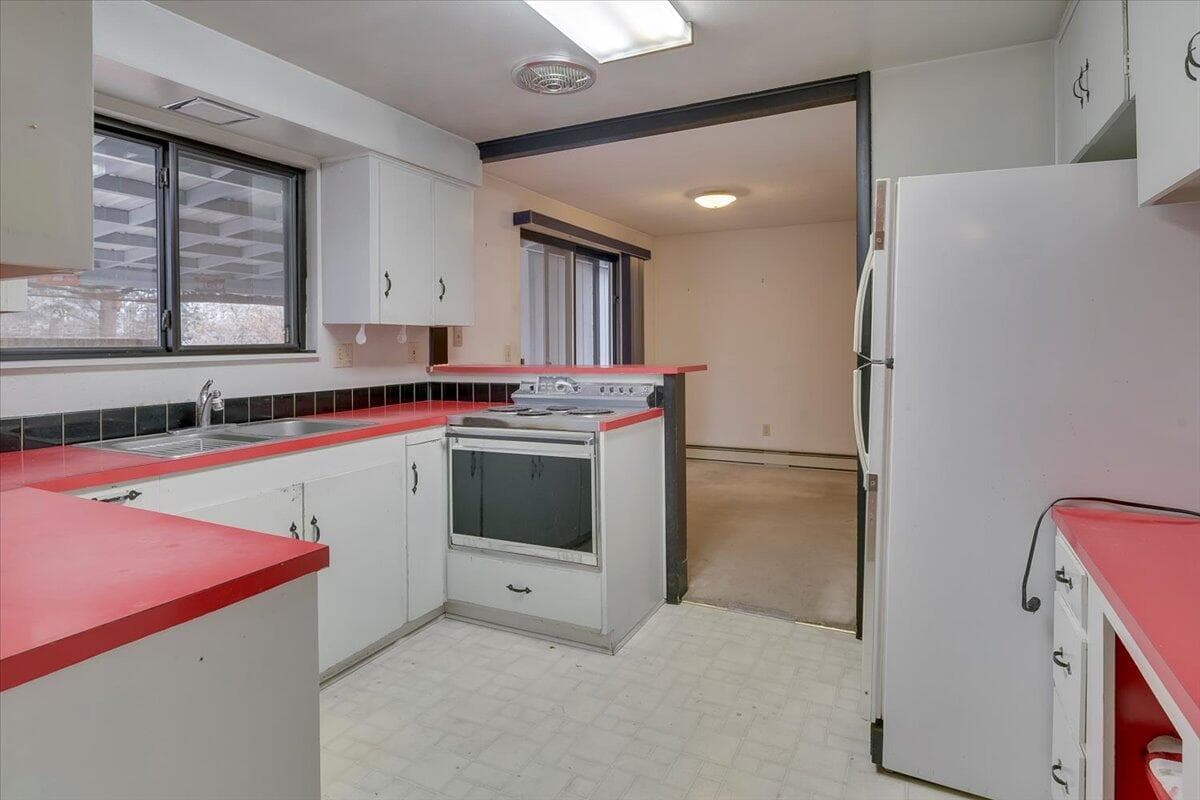 Photo of 1849 SW Canyon Drive 19 of 44