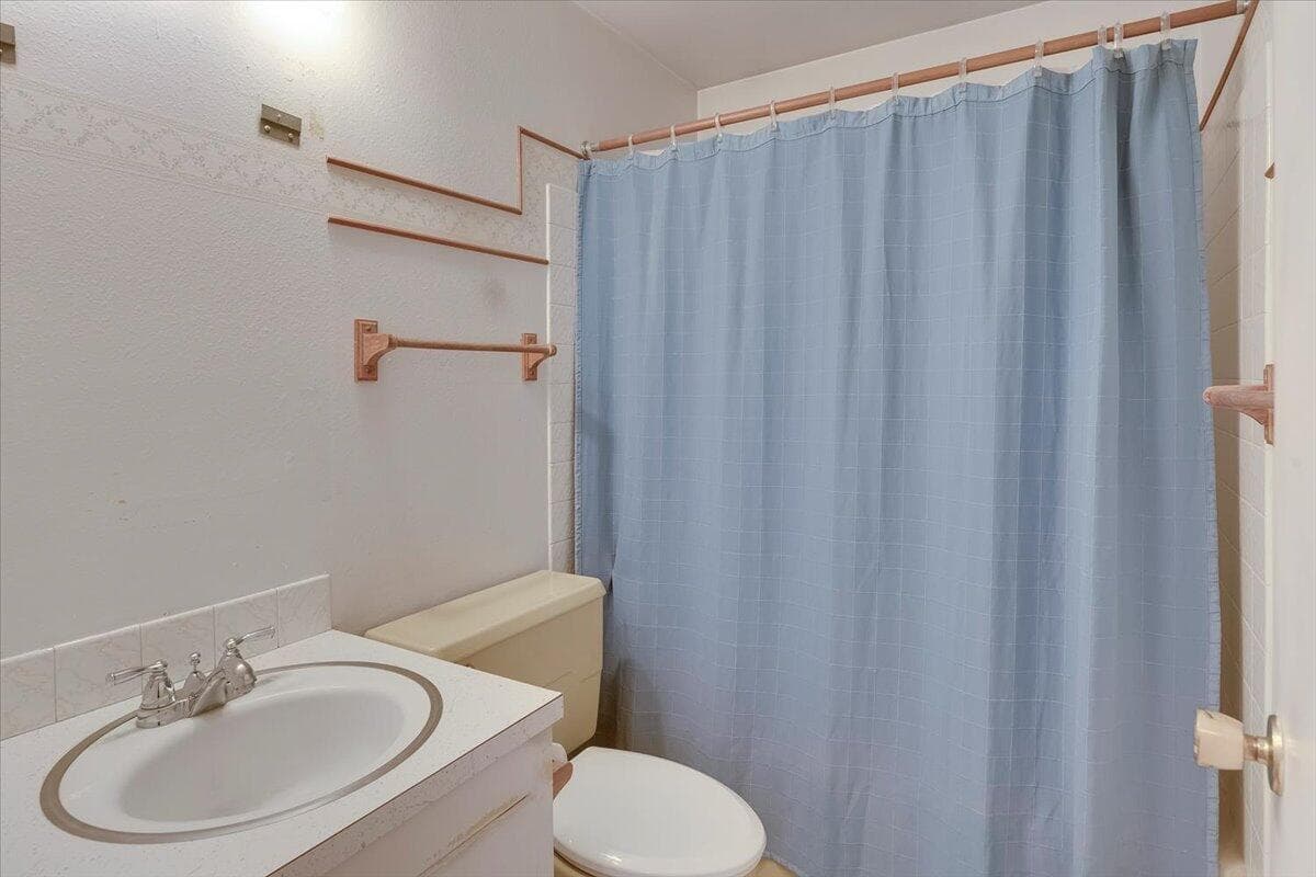 Photo of 1849 SW Canyon Drive 20 of 44