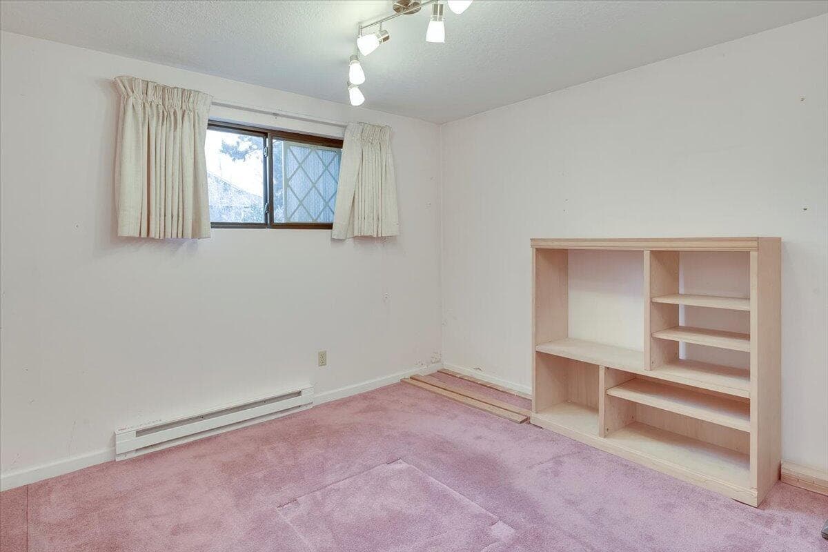 Photo of 1849 SW Canyon Drive 21 of 44