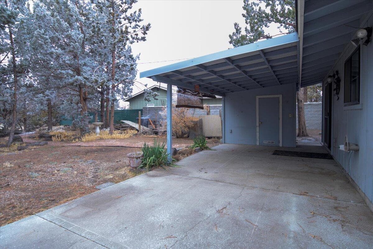 Photo of 1849 SW Canyon Drive 25 of 44