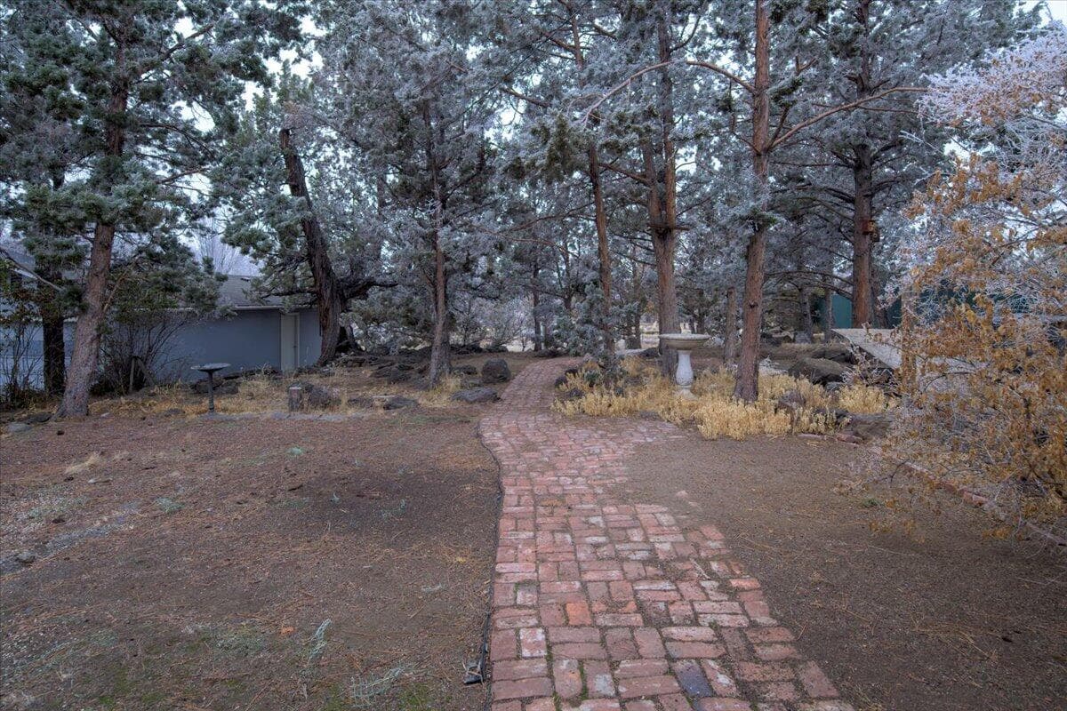Photo of 1849 SW Canyon Drive 27 of 44