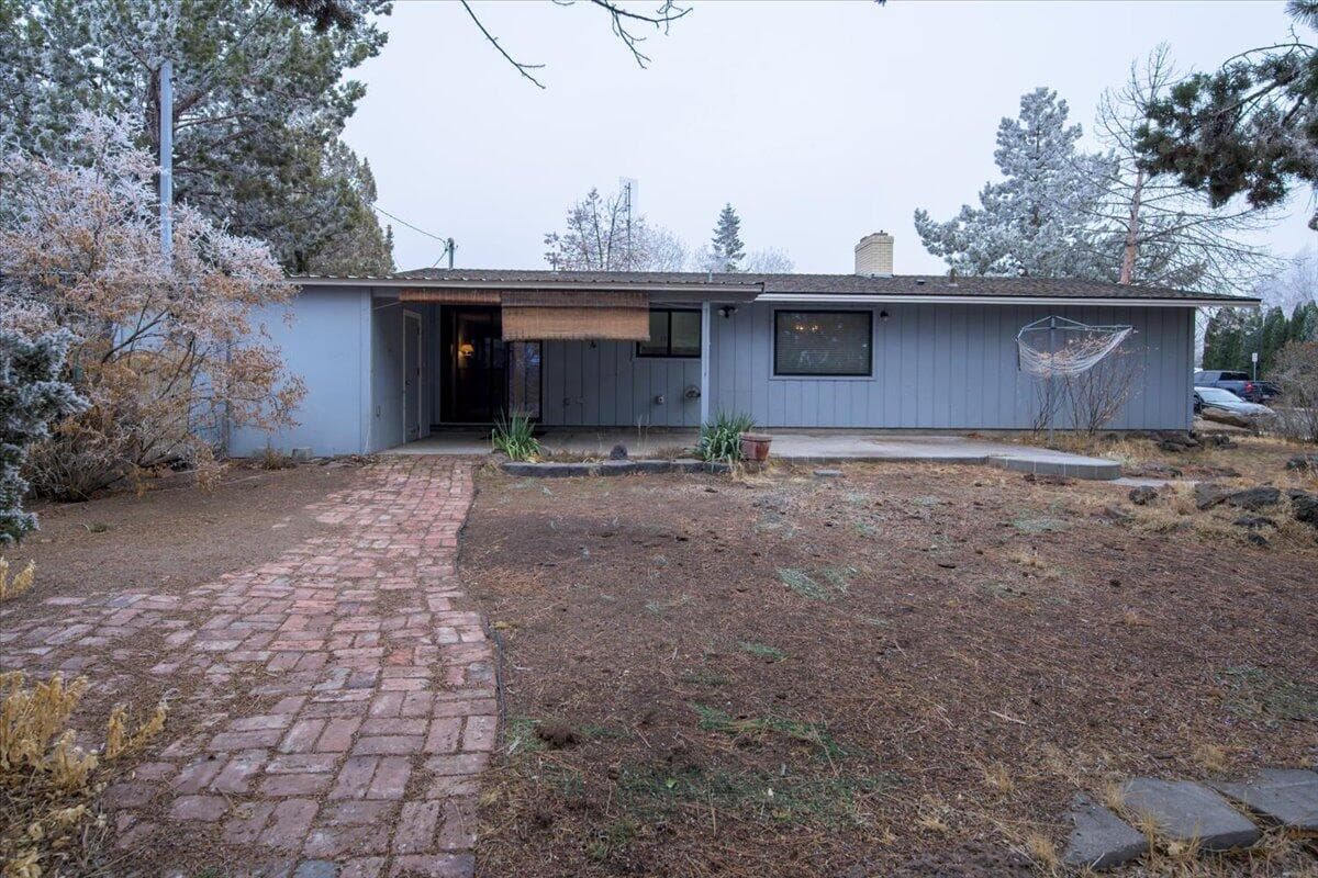Photo of 1849 SW Canyon Drive 28 of 44