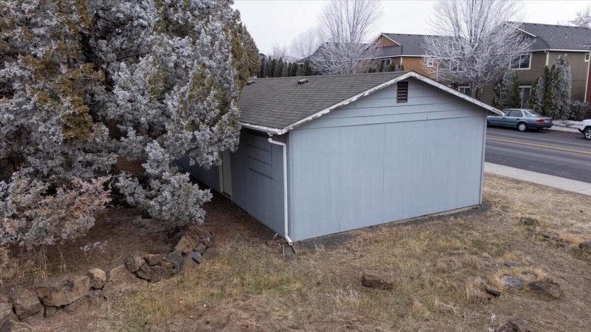 Photo of 1849 SW Canyon Drive 29 of 44
