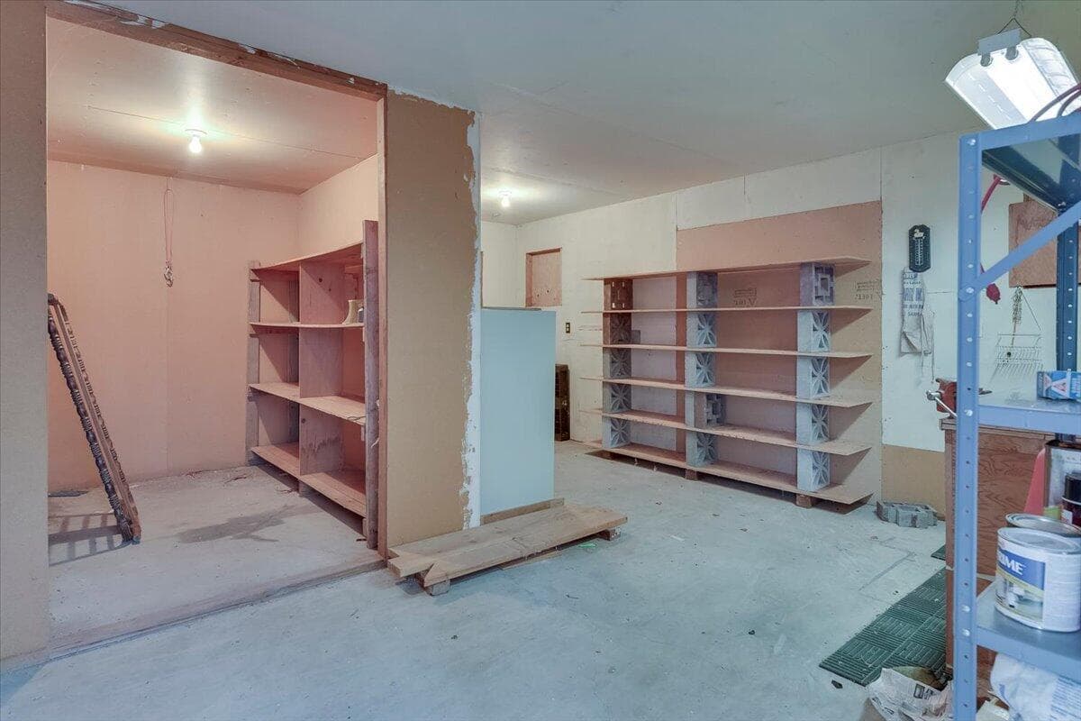 Photo of 1849 SW Canyon Drive 30 of 44