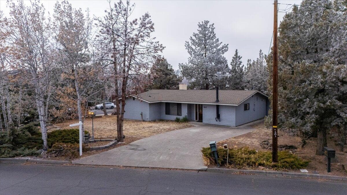 Photo of 1849 SW Canyon Drive 31 of 44