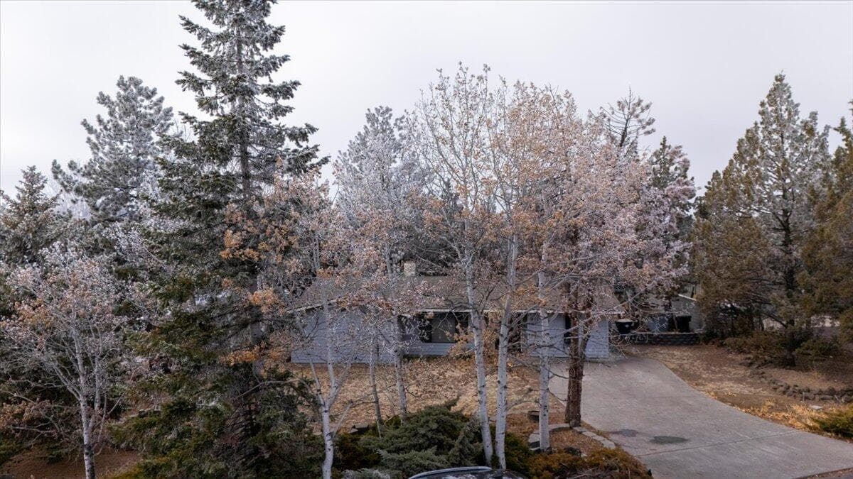 Photo of 1849 SW Canyon Drive 32 of 44