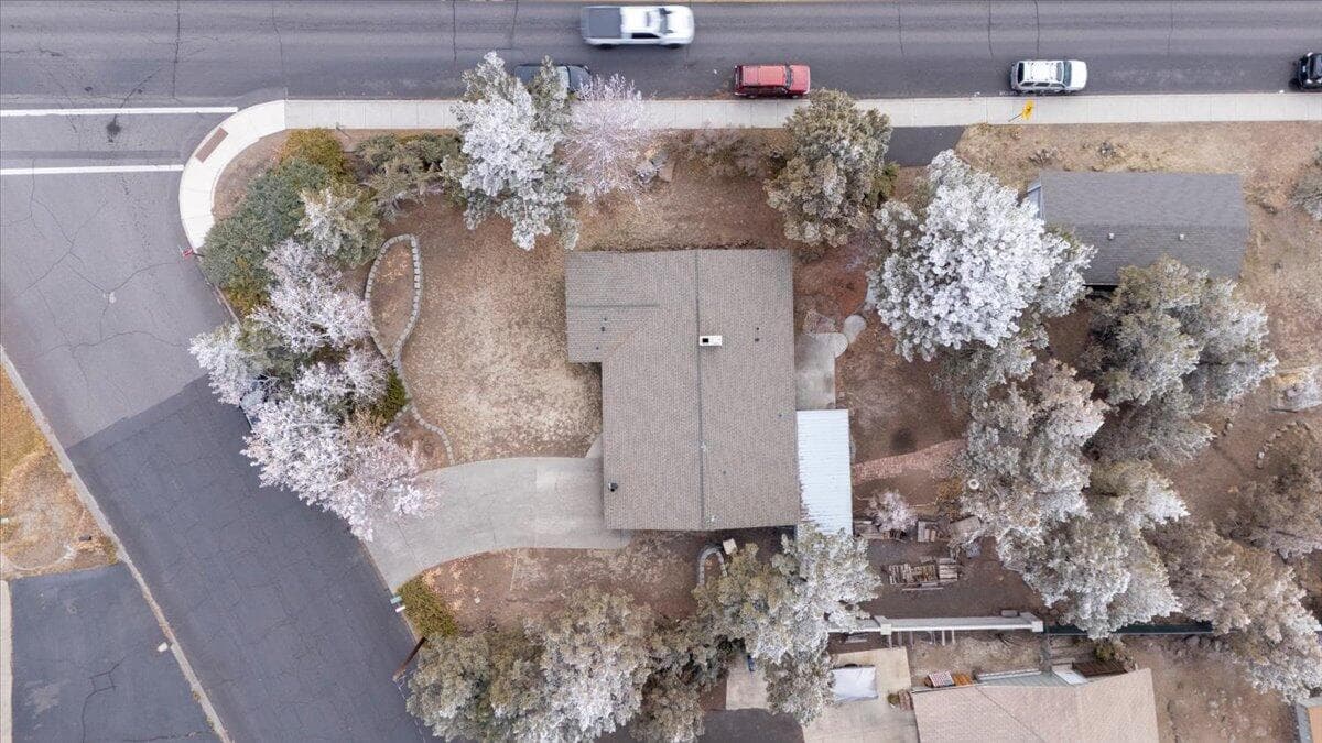 Photo of 1849 SW Canyon Drive 33 of 44
