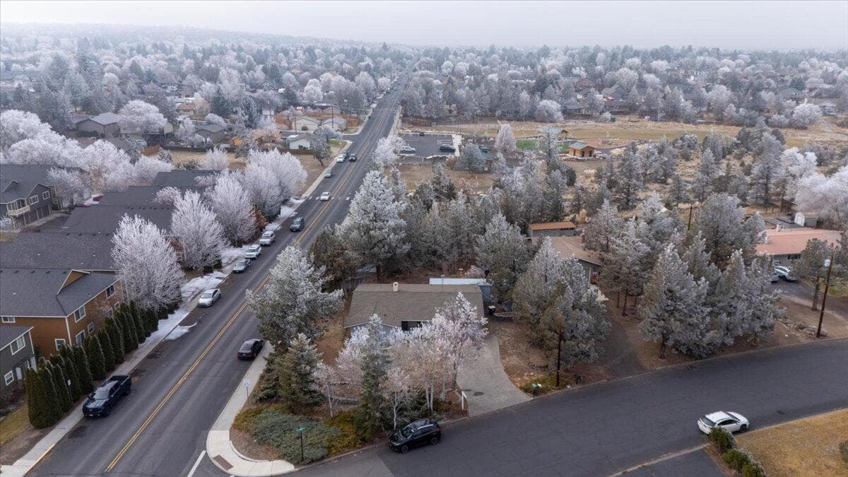 Photo of 1849 SW Canyon Drive 34 of 44