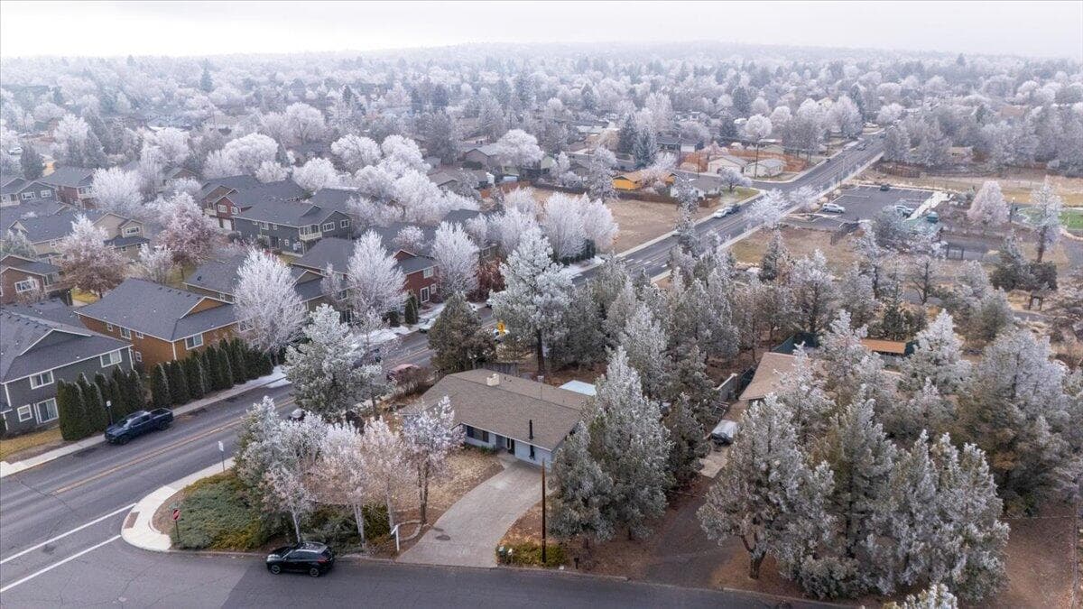 Photo of 1849 SW Canyon Drive 35 of 44