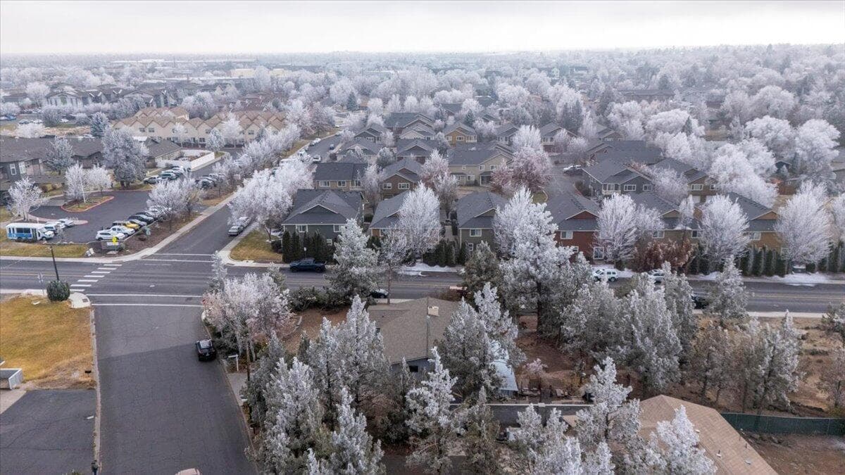 Photo of 1849 SW Canyon Drive 36 of 44