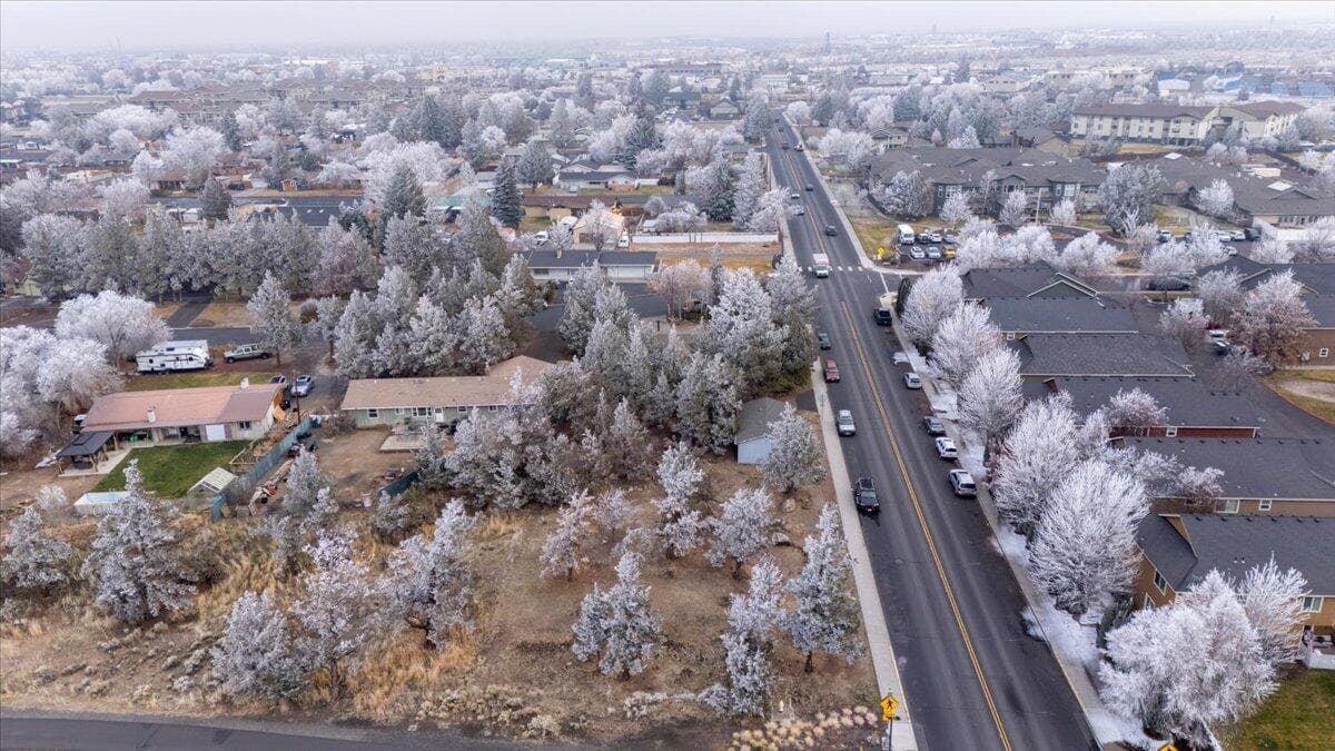 Photo of 1849 SW Canyon Drive 37 of 44