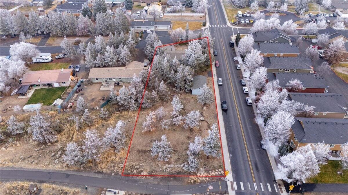 Photo of 1849 SW Canyon Drive 38 of 44