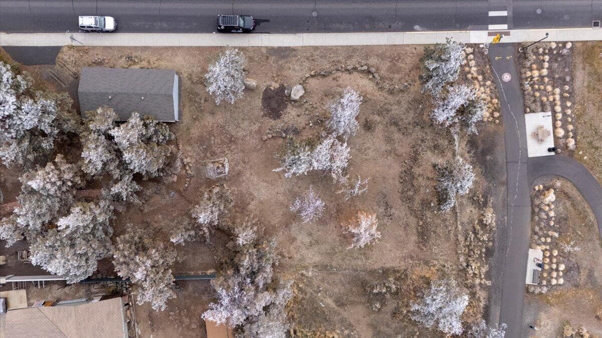 Photo of 1849 SW Canyon Drive 39 of 44