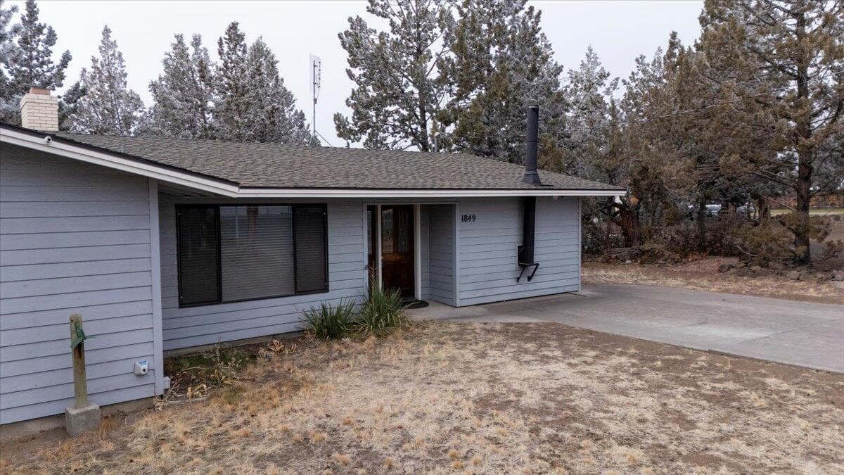 Photo of 1849 SW Canyon Drive 42 of 44