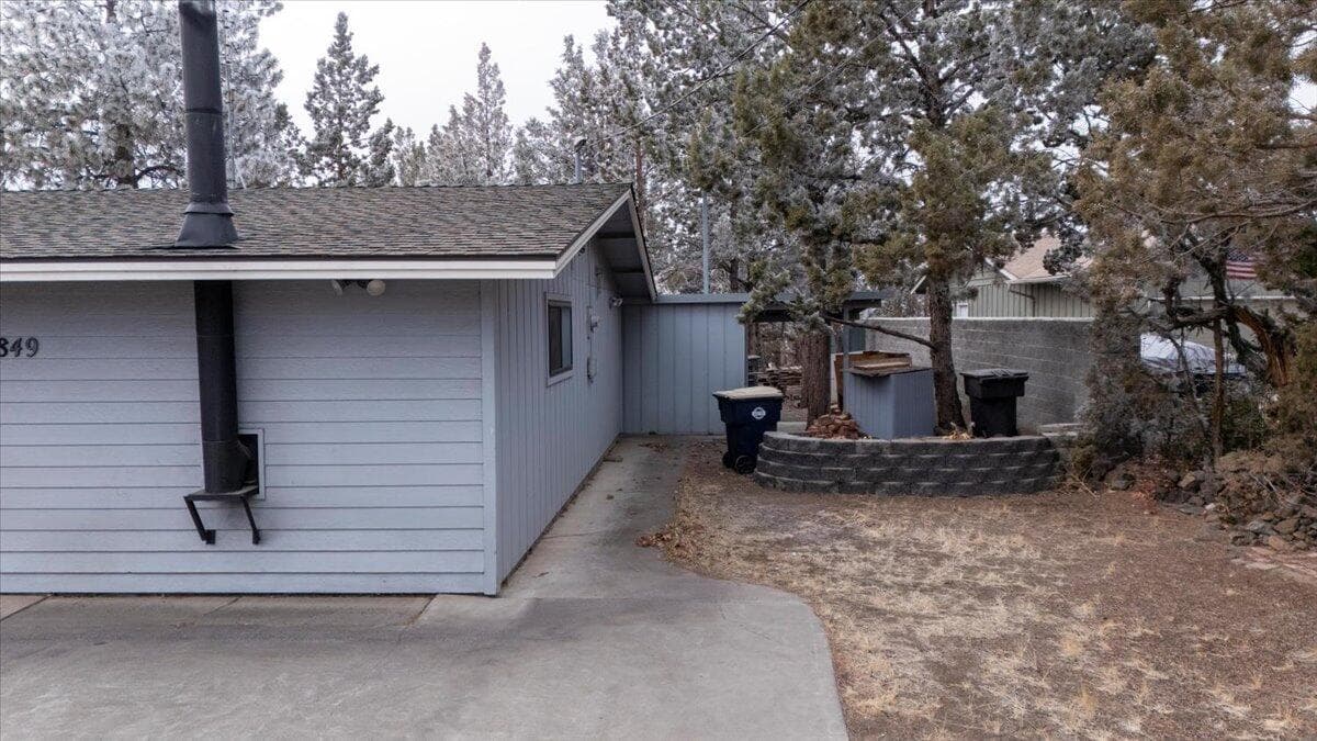 Photo of 1849 SW Canyon Drive 43 of 44