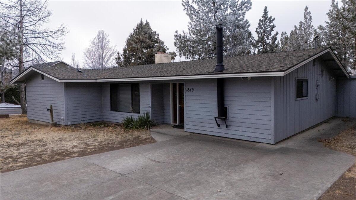 Photo of 1849 SW Canyon Drive 44 of 44