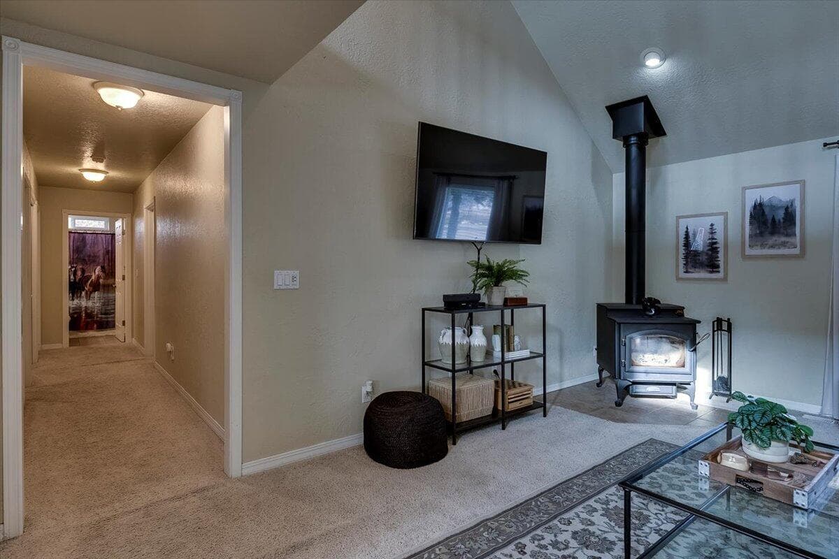 Hall to bedrooms/full bath