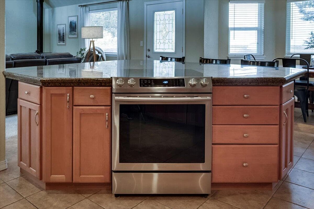 Huge island with stove/oven