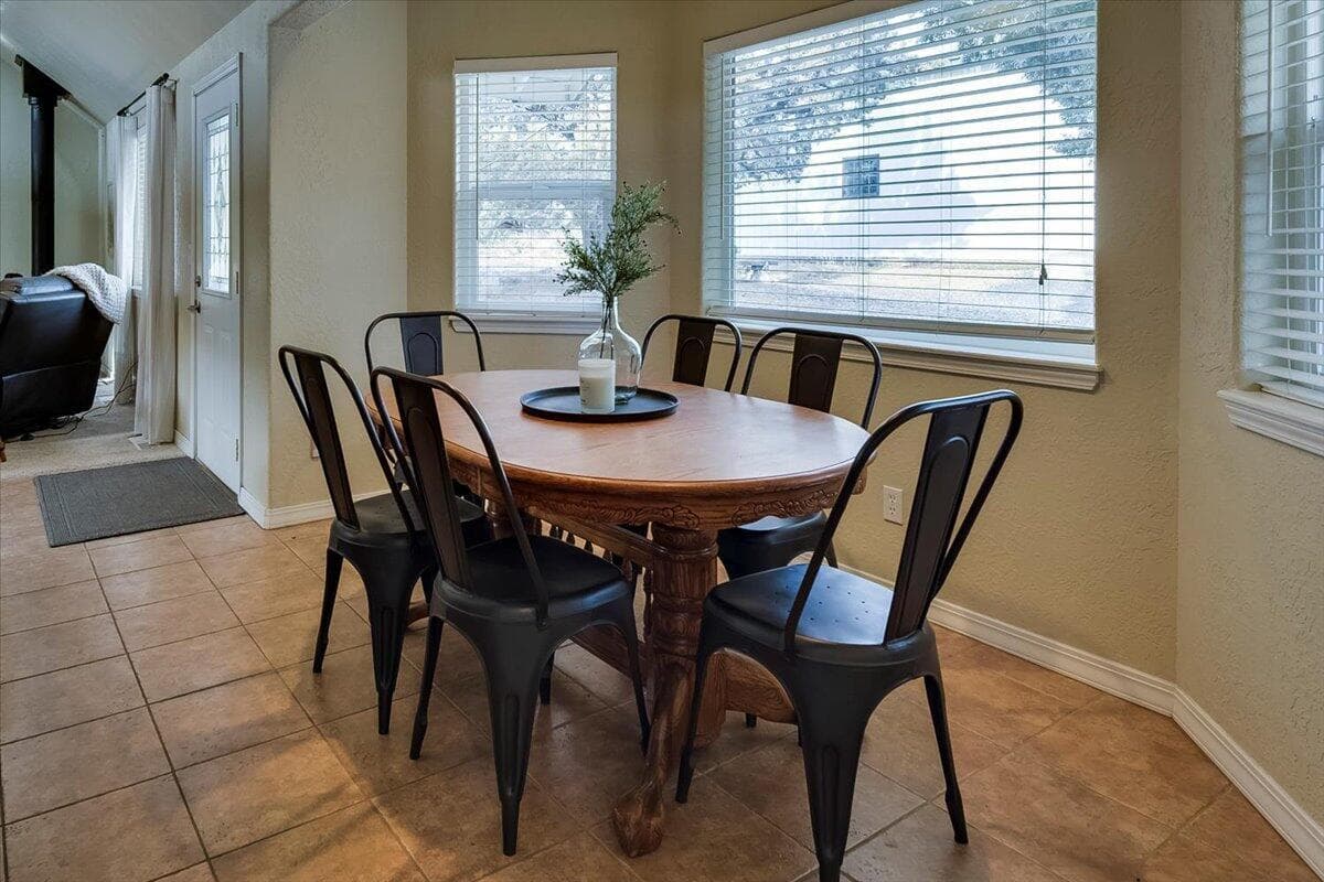 Dining w/bay window