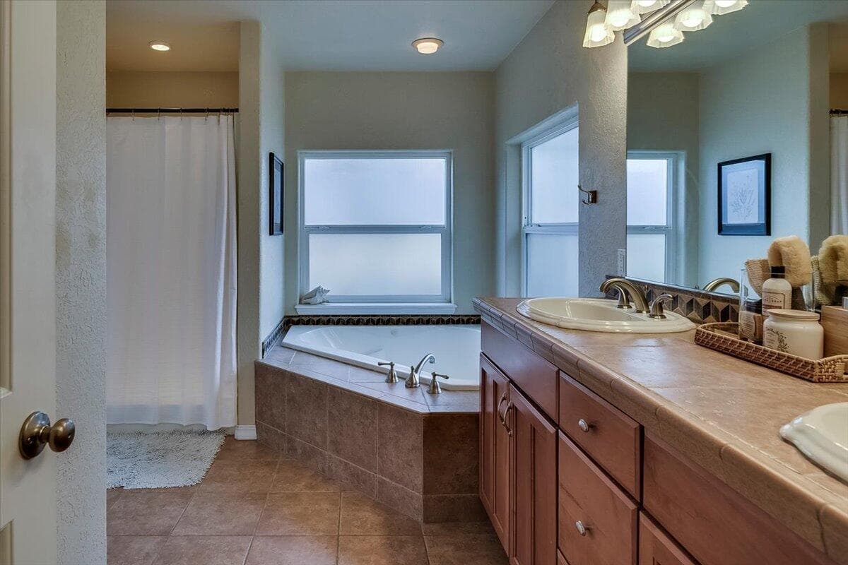 Corner soaker tub