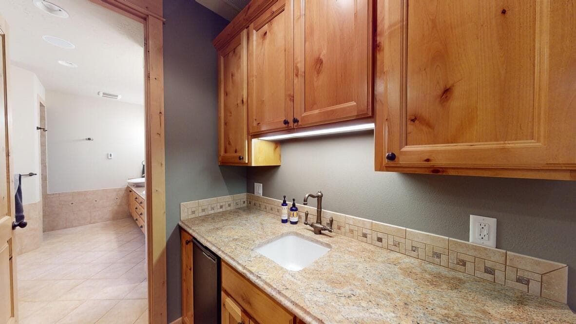 Photo of 17686 Mountain View Road 20 of 37