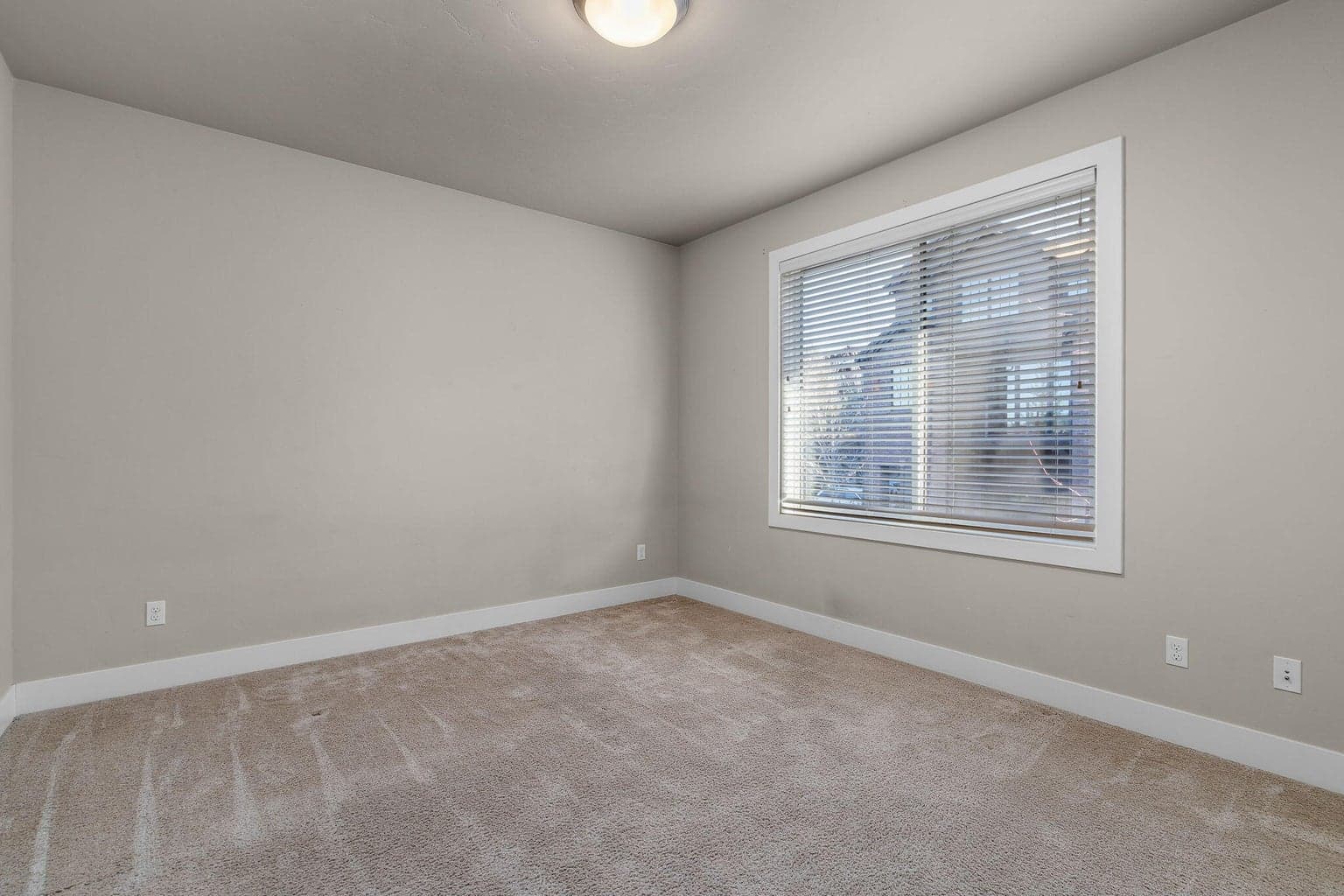 Photo of 857 SW Crestline Drive 8 of 40