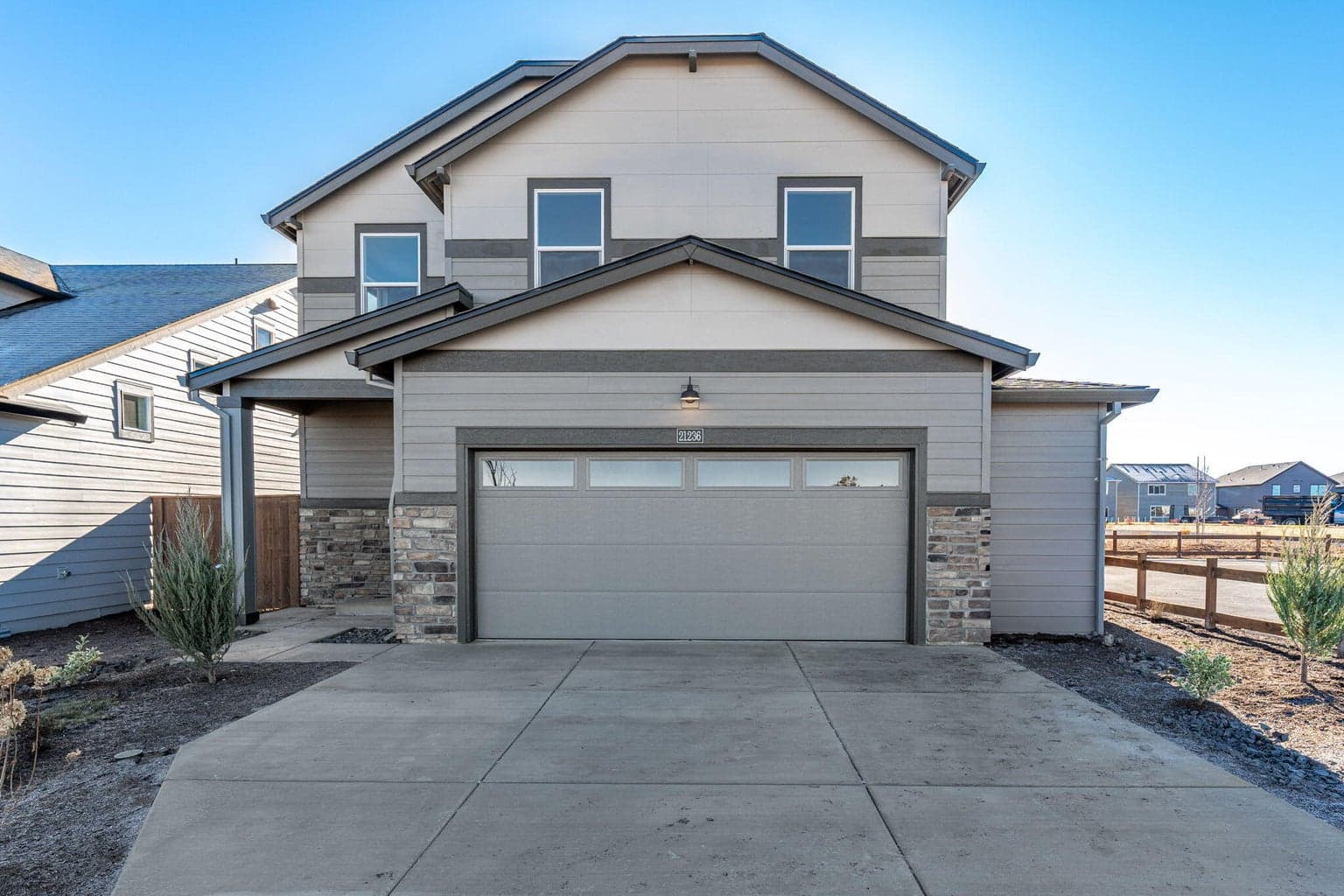 Photo of 21236 Pelee 1 of 25