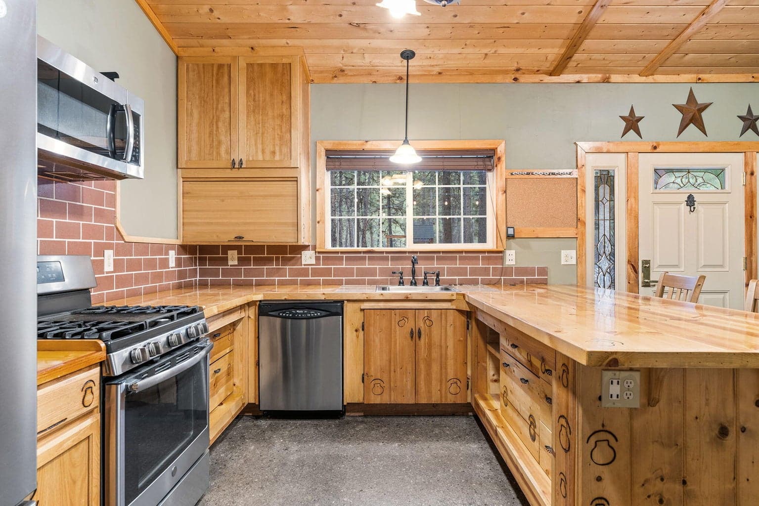 Photo of 15471 Ferndale Court 9 of 48