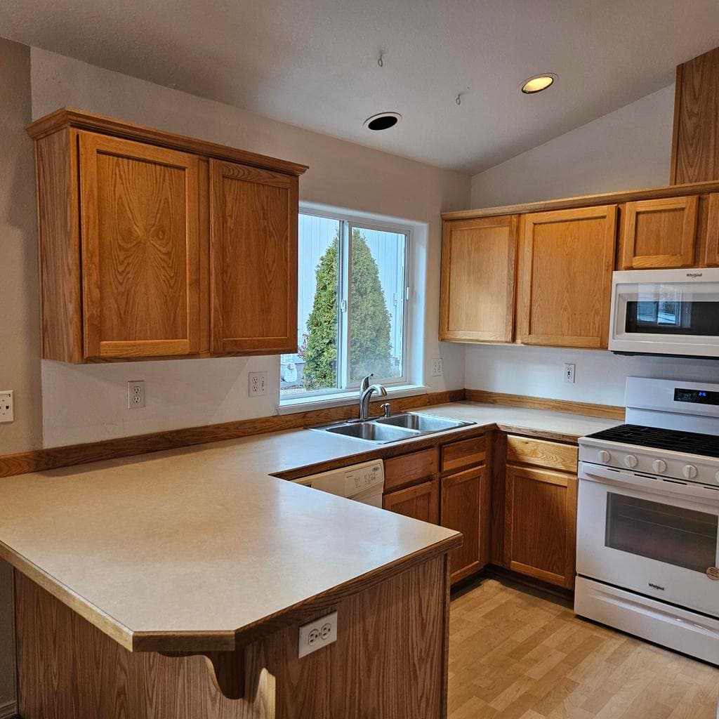 Kitchen with breakfast bar