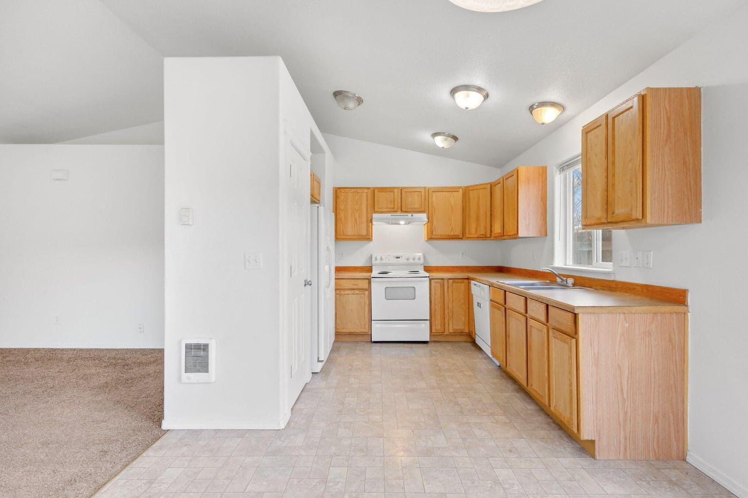 Photo of 832 SE Kierra Place 23 of 36