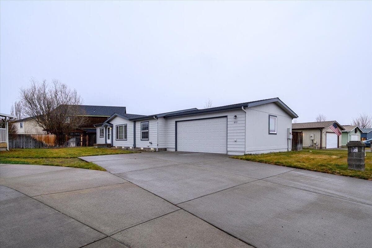 Photo of 833 NE Shoshone Drive 33 of 33