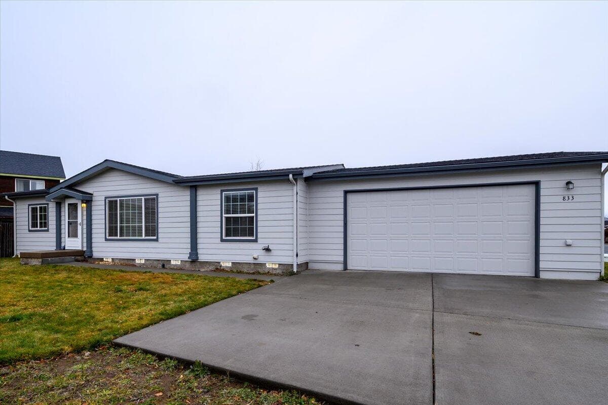 Photo of 833 Shoshone 1 of 33