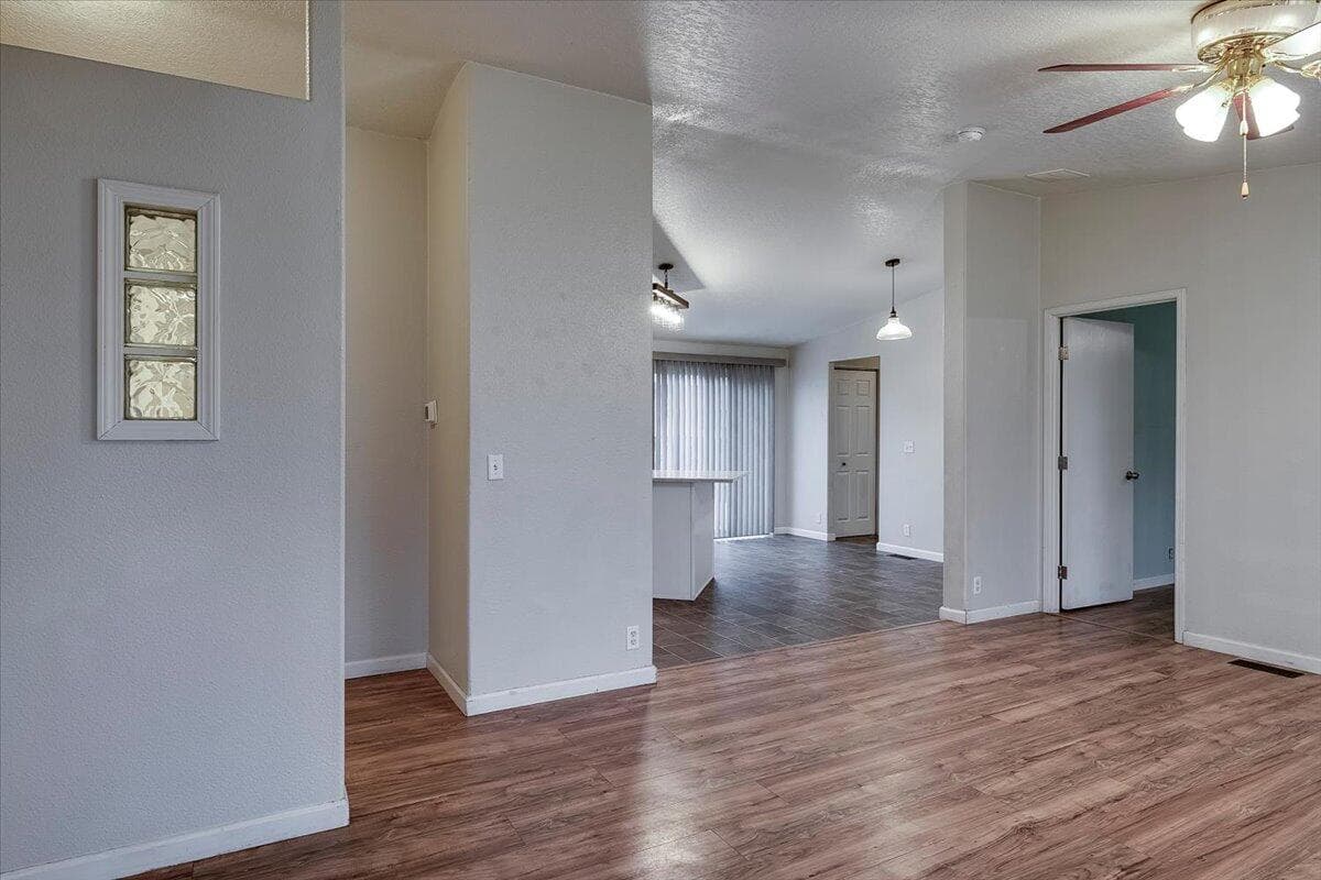 Photo of 833 NE Shoshone Drive 6 of 33