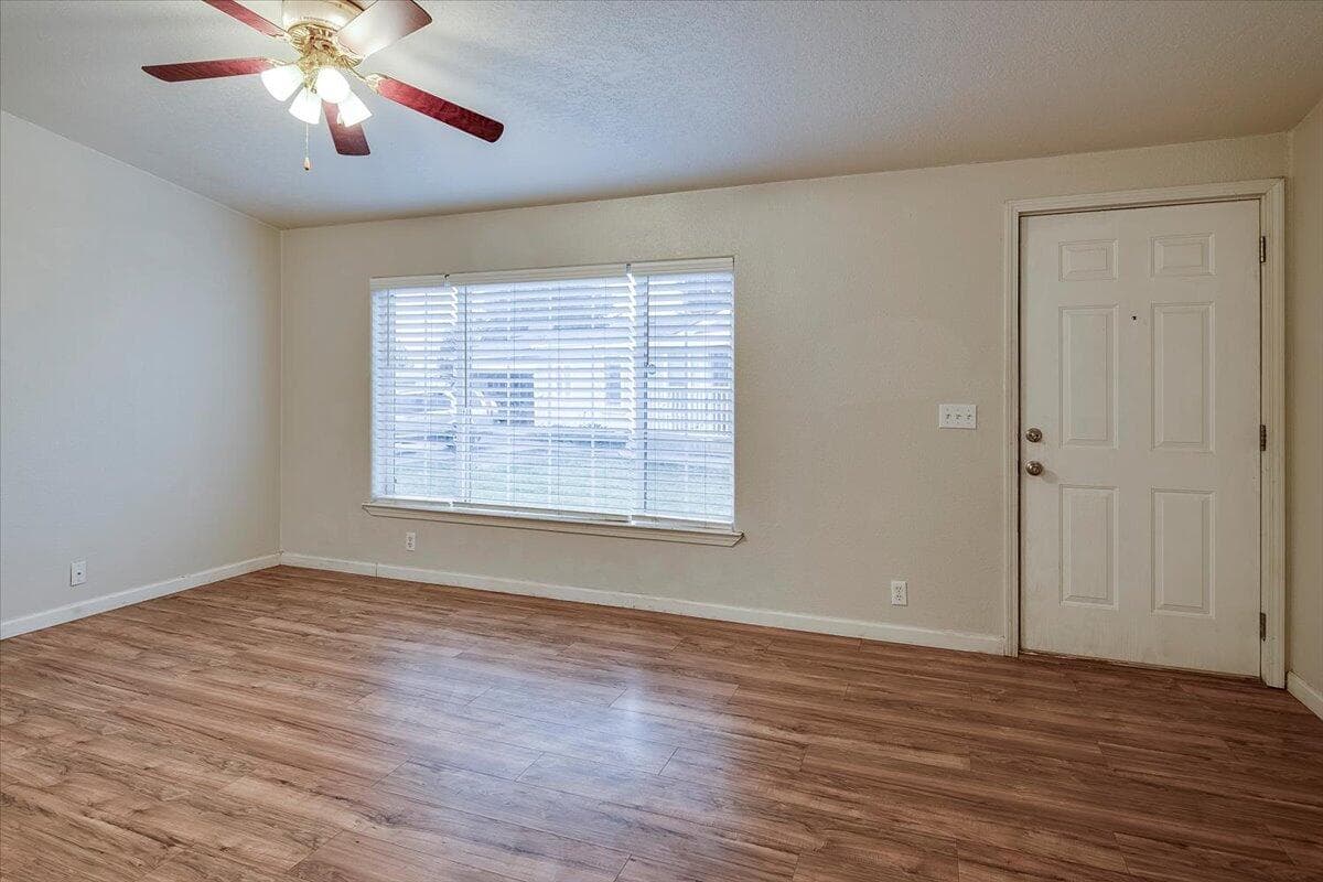 Light & Bright w/vaulted ceiling