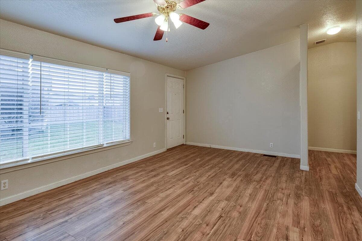 w/hall to guest bath, 2nd & 3rd bedrooms