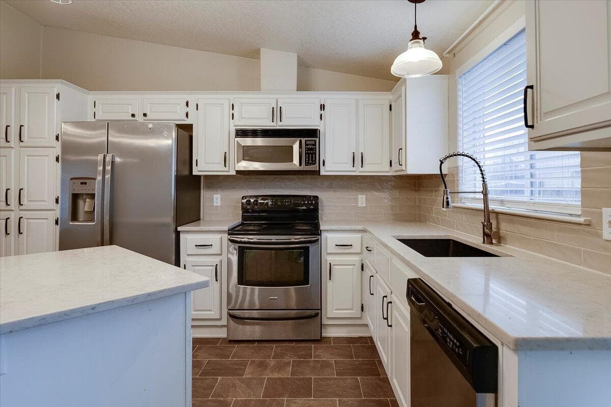 Photo of 833 NE Shoshone Drive 12 of 33