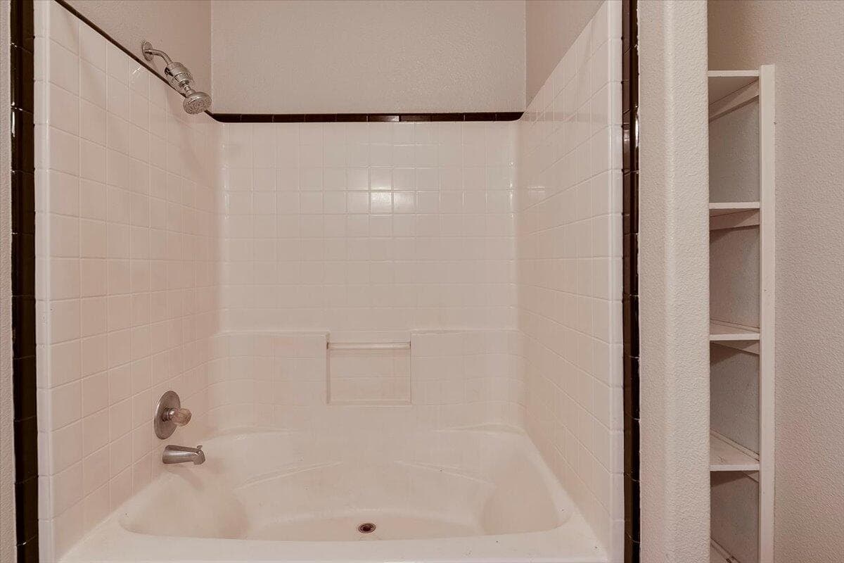 Large tub/shower