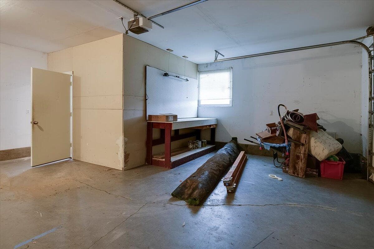 w/separate craft room/office/storage