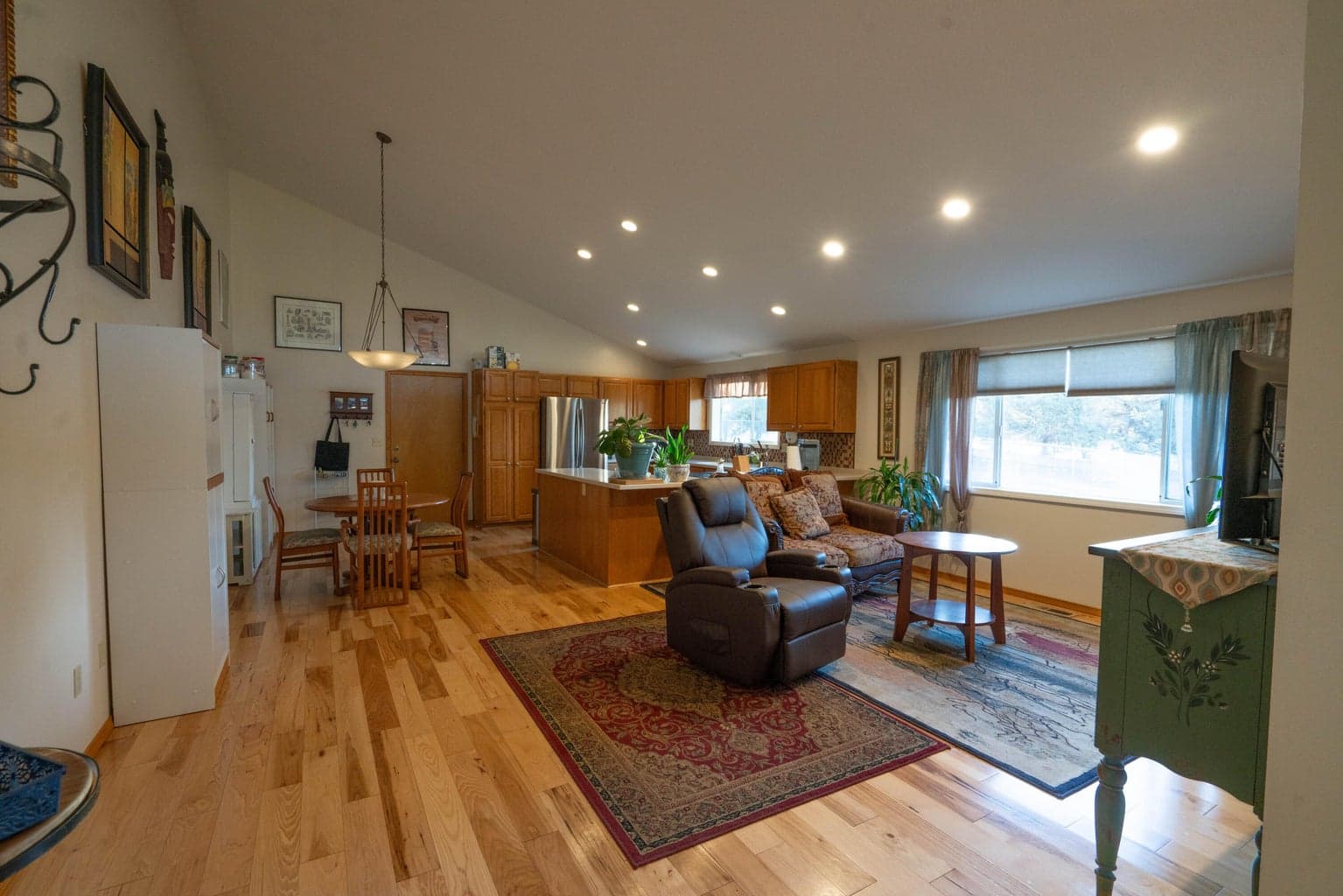 Photo of 2689 Williams 5 of 73