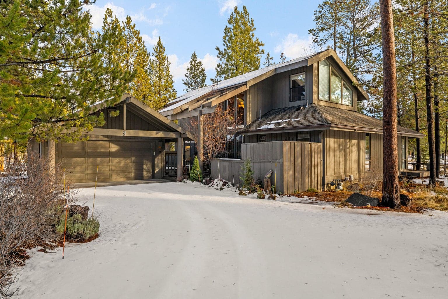 This spacious home with main level living is conveniently located near The Sunriver Lodge, Sage Springs Spa and The Village.