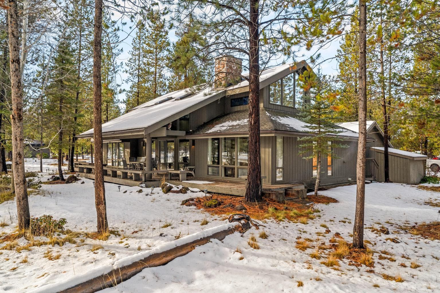 Enjoy easy access to Sunriver amenities and begin creating lasting memories in this lovely Sunriver home.