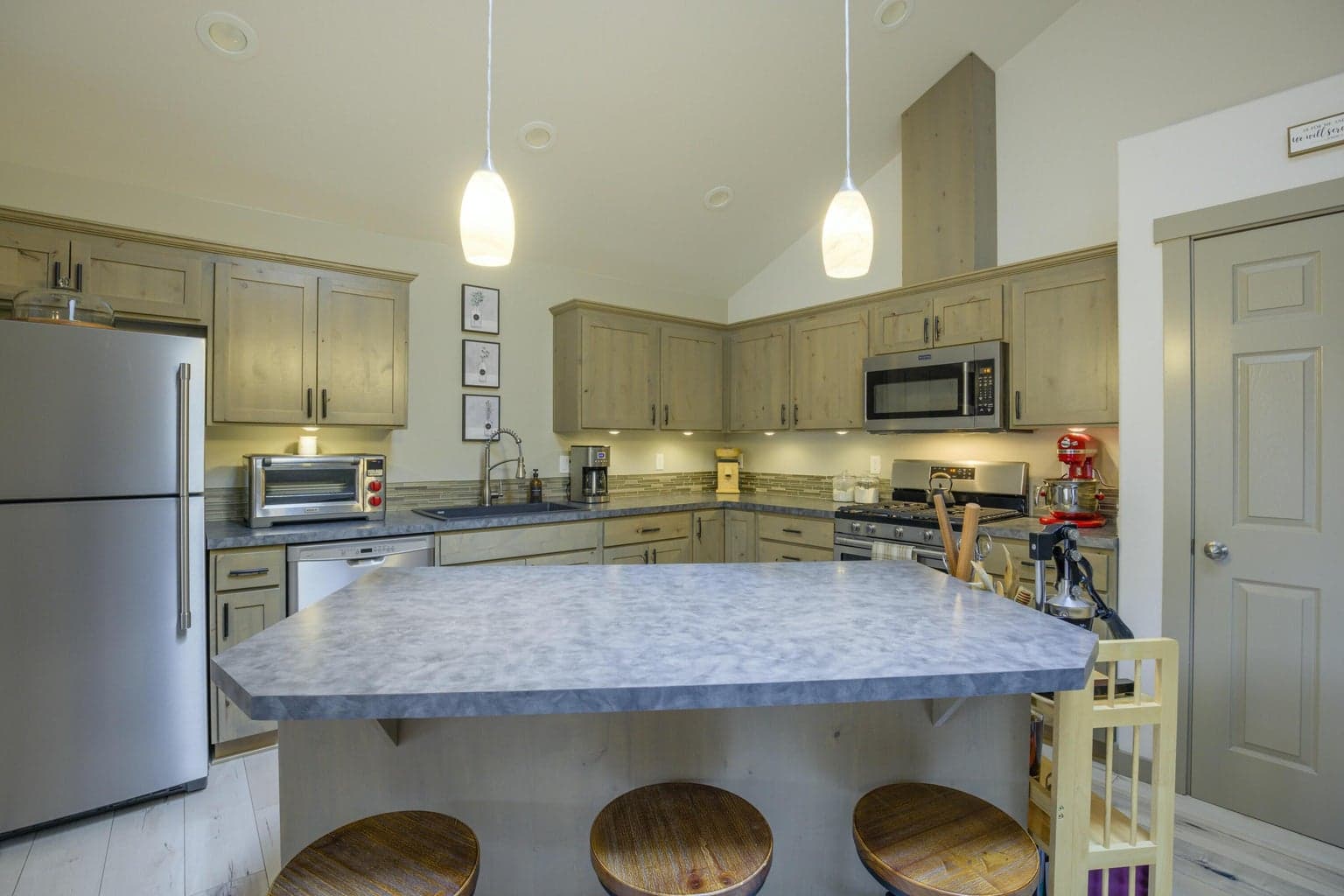 Photo of 1549 SW Kalama Avenue 9 of 73