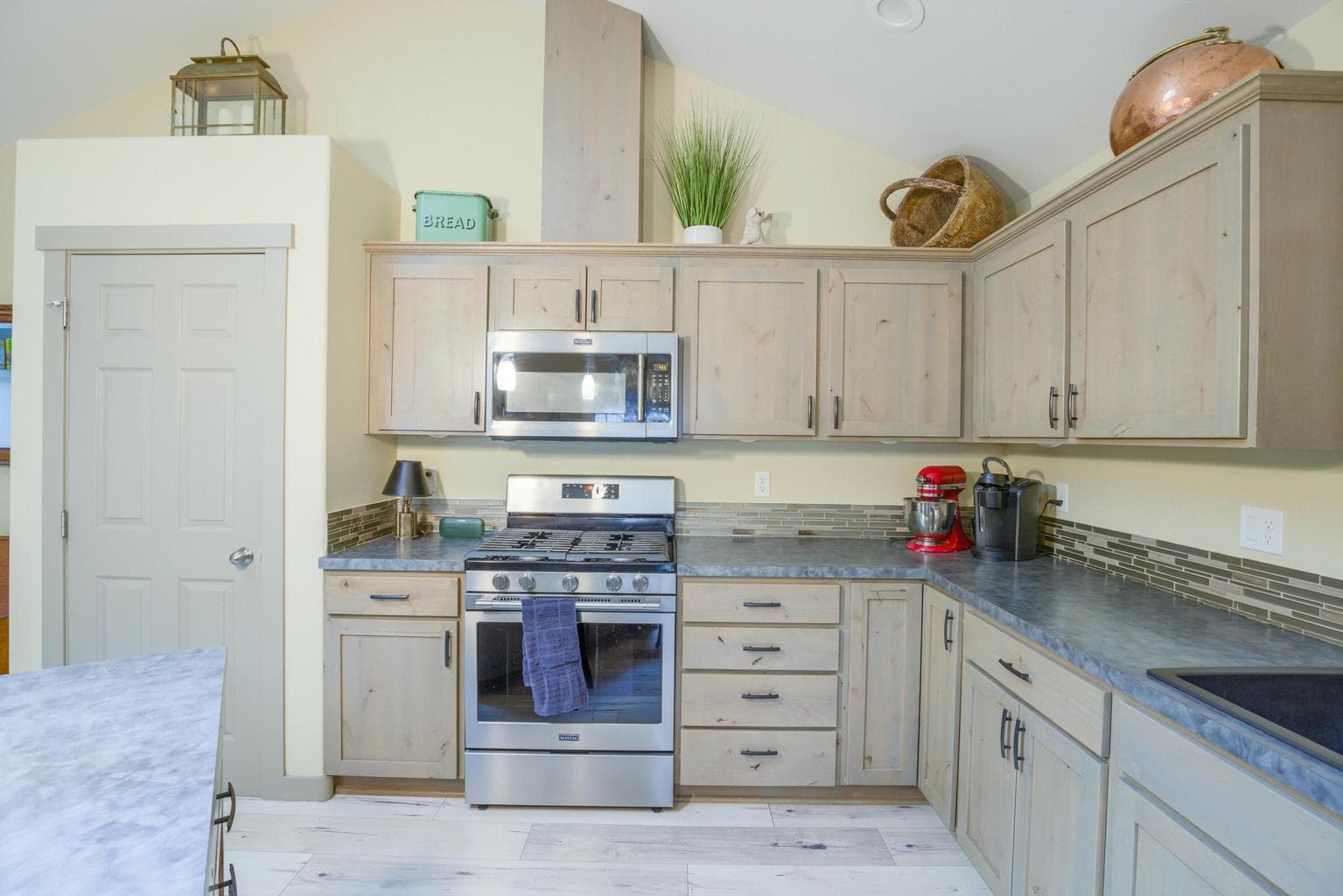 Photo of 1549 SW Kalama Avenue 40 of 73