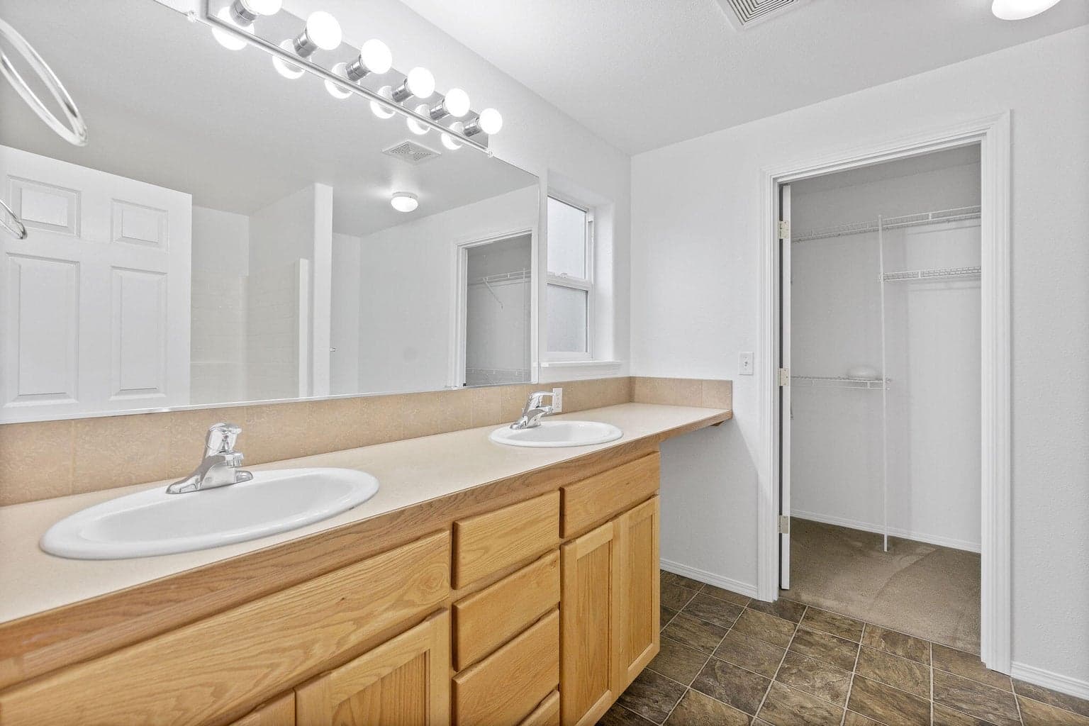 Photo of 743 NE Cobblestone Court 9 of 23