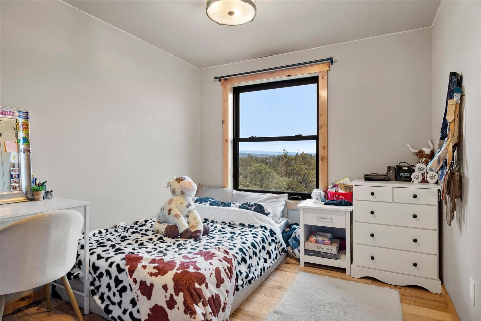 Good-sized bedroom.