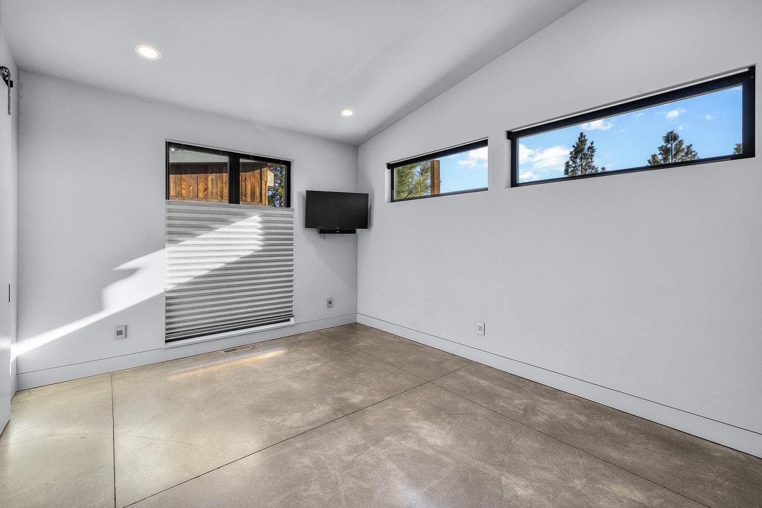 Photo of 1823 NW Rimrock Road 21 of 50
