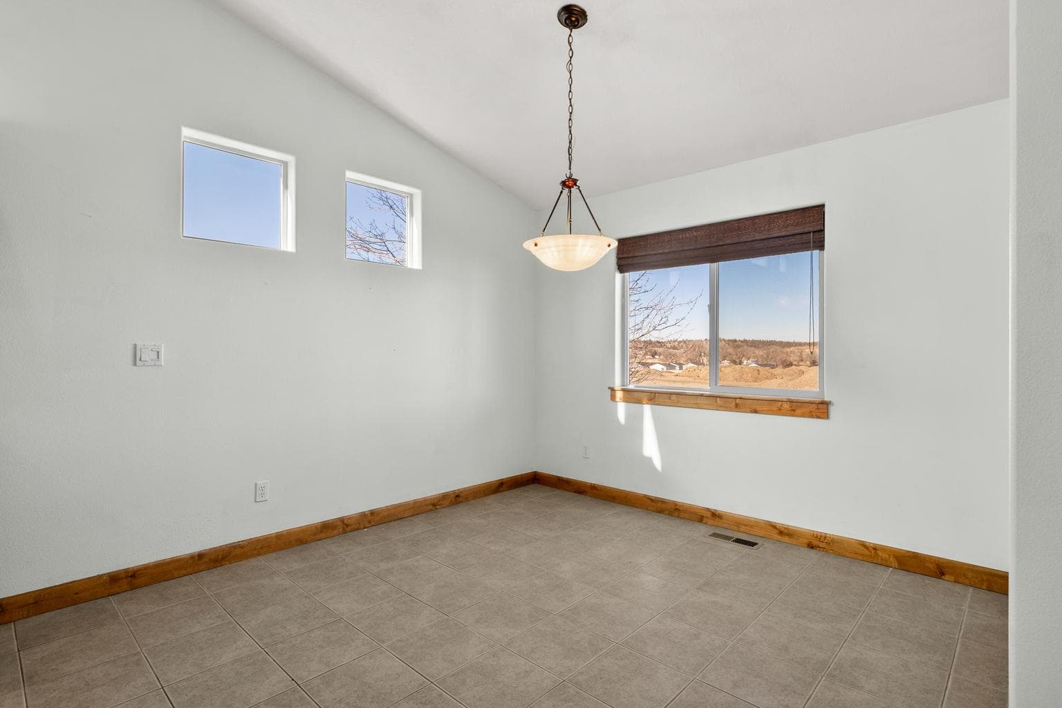 Photo of 738 NE Marigold Street 10 of 30
