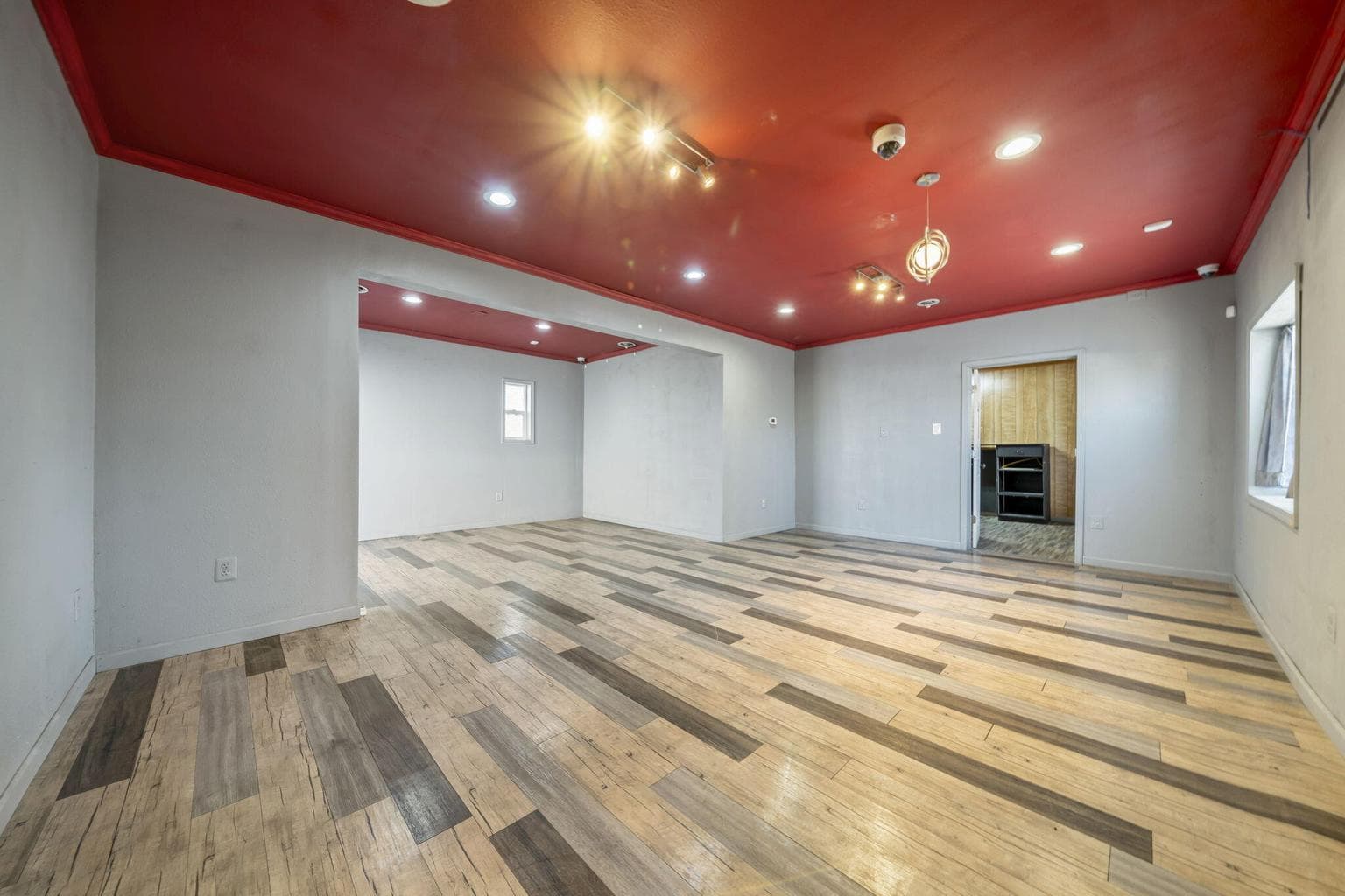 Photo of 265 SE Scott Street 9 of 46