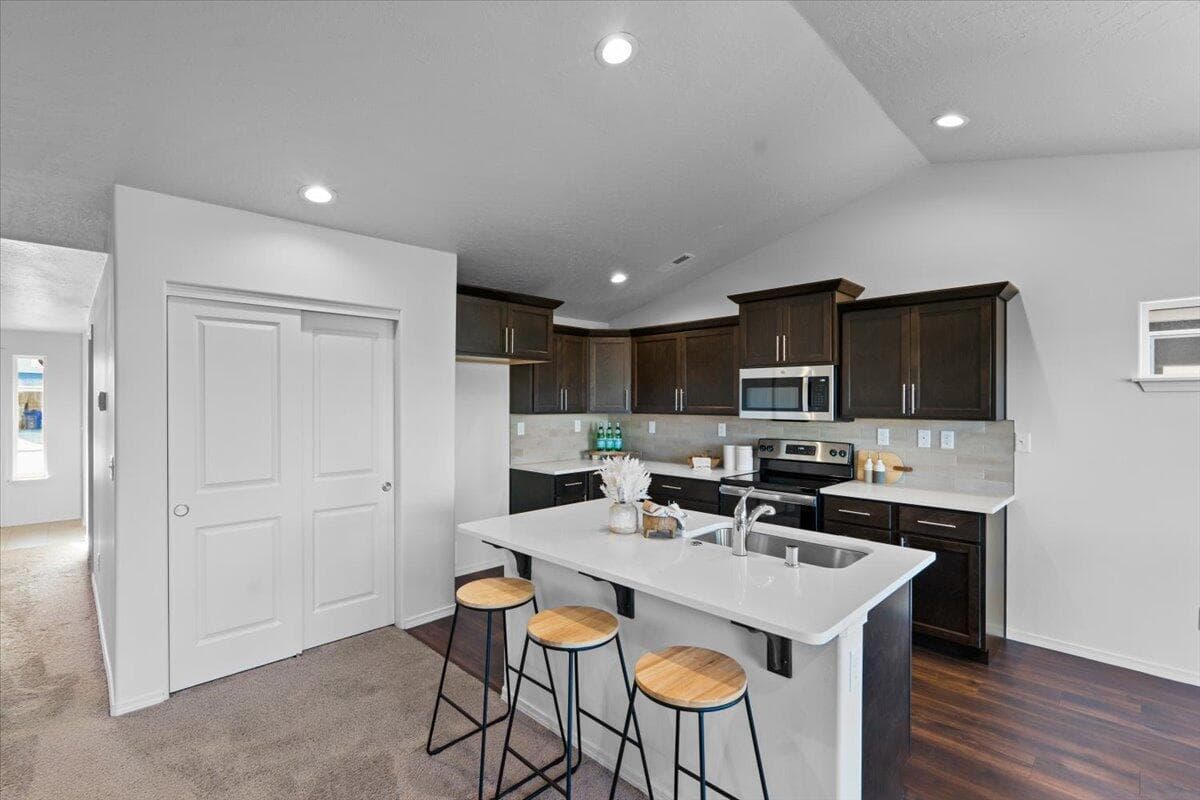Photo of 688 NW Xavier Avenue 9 of 15